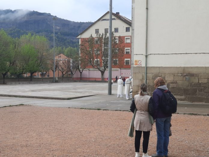 Dos adultos esperaban este miércoles que les realizaran las PCR a los niños (Foto: Angel Gayúbar)