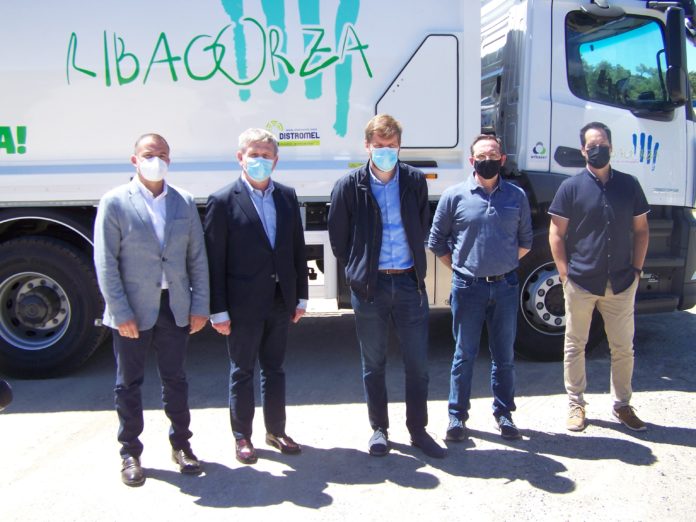 Representantes de la Comarca y de Urbaser en la presentación d ela nueva flota de vehículos (Foto: Angel Gayúbar)