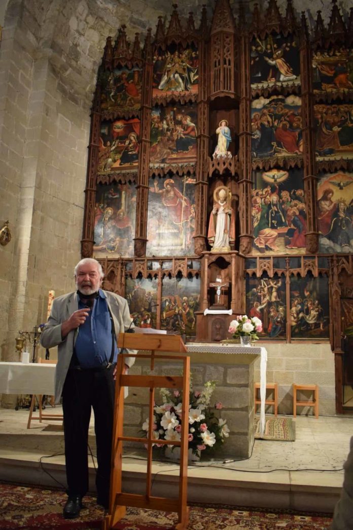 Francisco Martí ante el retablo de la iglesia de San Martín de Capella (Foto: Angel Gayúbar)