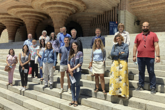 Los responsables de las distintas oficinas turísticas y sus anfitriones en la escalinata de acceso a la iglesia del Santuario (Foto: Torreciudad)Jornada con responsables de Oficinas de Turismo en Torreciudad
