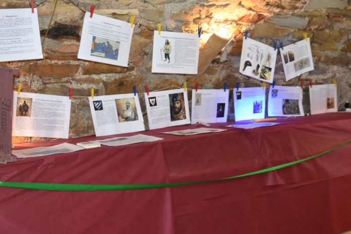 Fichas explicativas sobre los almogávares en la exposición benabarrense (Foto: Servicio especial)