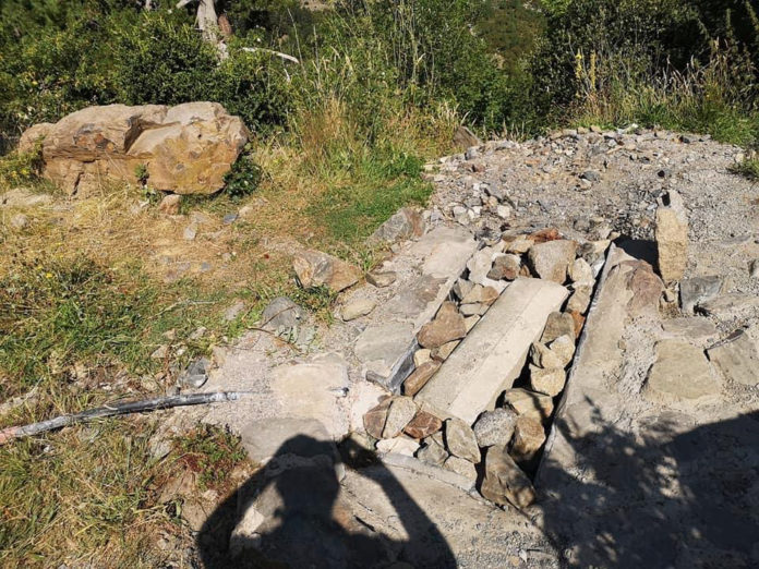 La bañereta colmatada de piedras (Foto: Servicio especial)