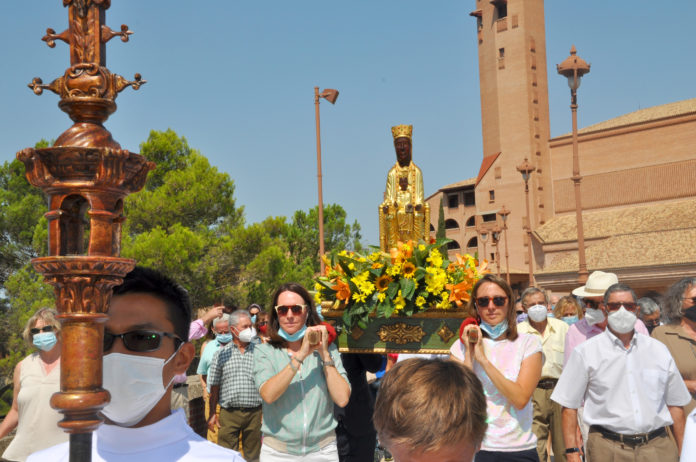 Vecinos de las poblaciones cercanas al santuario rezan el Rosario por los soportales (Foto: J.A. Arregui)