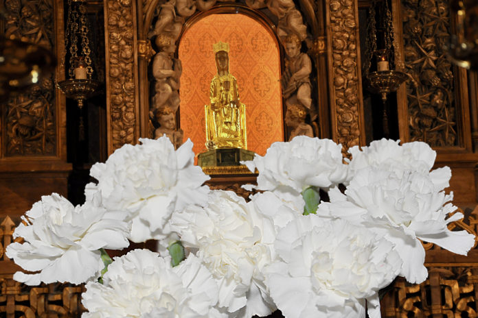 Ofrenda de flores para la Virgen de Torreciudad en el Día de las Familias (Foto: Torreciudad)