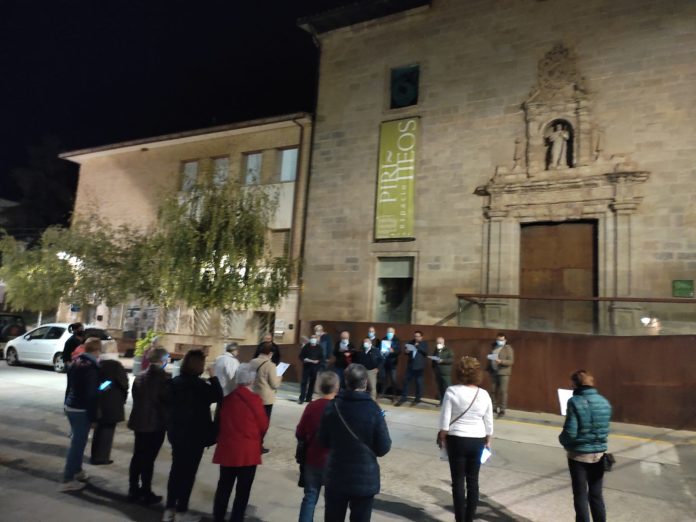 Participantes en el Rosario de la Aurora ante la antigua iglesia de la Compañía (Foto: Teresa Mur)