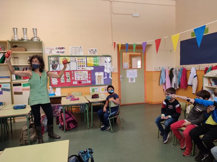 Una de los monitoras en su intervención ante los escolares (Foto: Servicio especial)