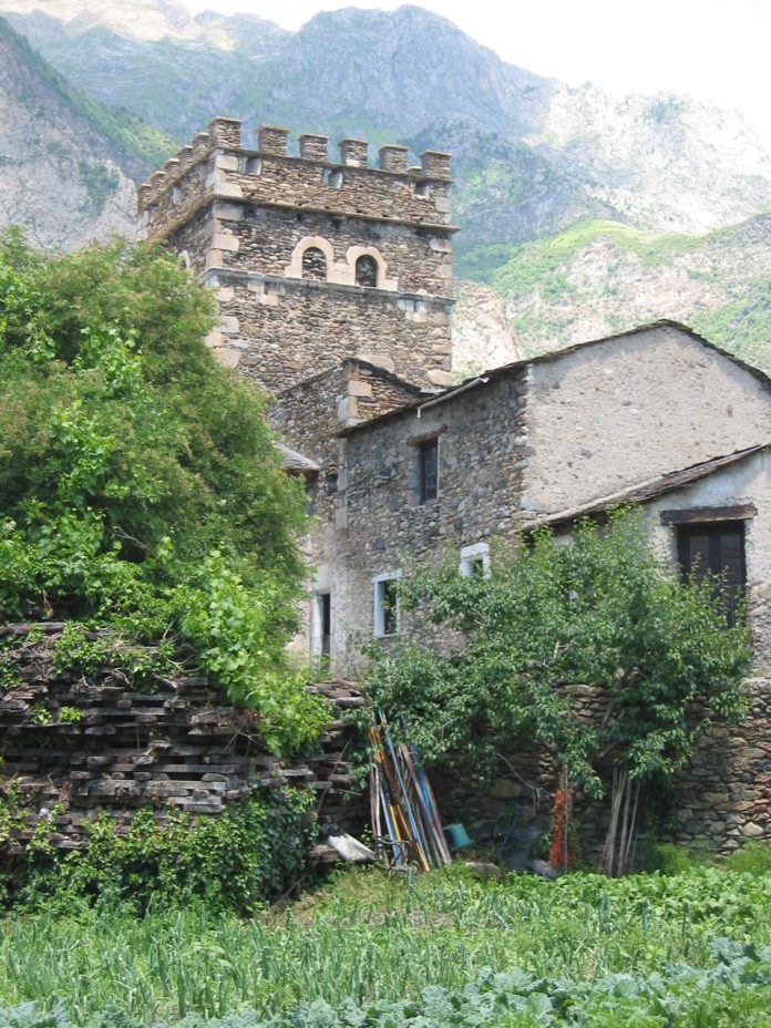 Casa Juste en Benasque (Foto: Angel Gayúbar)