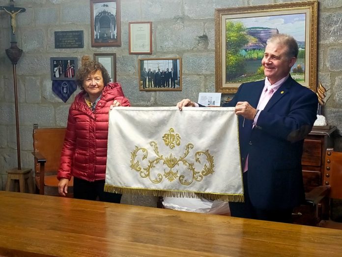 Rosa Senz y el prior de la Cofradía del Santo Ctristo, Luis Pociello, muestran el manto donado por la bordadora (Foto: Cofradía del Santo Cristo)