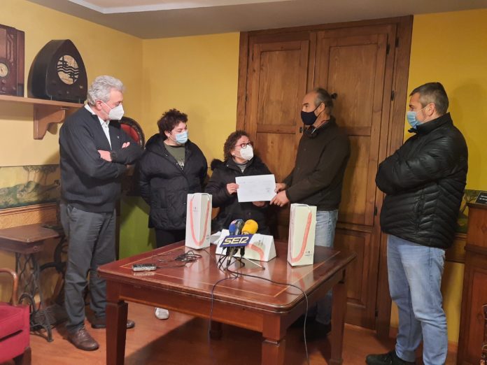 Entrega del cheque solidario a la representante de la AECC (Foto: Angel Gayúbar)