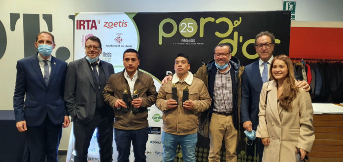 ORLANDO SALAZAR en el centro con equipo Granja y miembros Cooperativa
