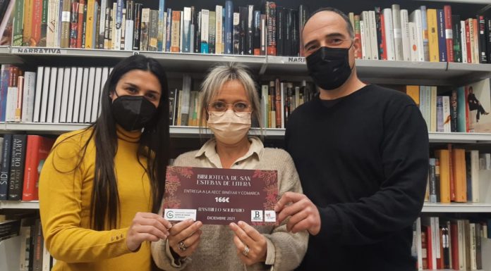 San Esteban de Litera entrega la recaudación del rastrillo solidario a la AECC de Binéfar y Comarca