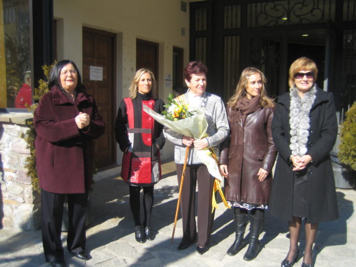 María Pellicer, izquierda, con un grupo de convecinas castejonenses en una foto de archivo (Foto: Servicio especial)