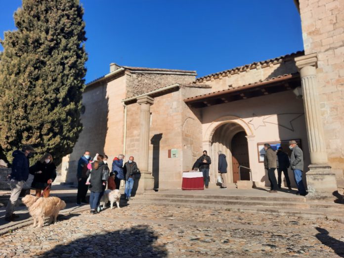 Los ciudadanos y sus mascotas a las puertas de la iglesia esperando la bendición de los animales (Foto: Angel Gayúbar)