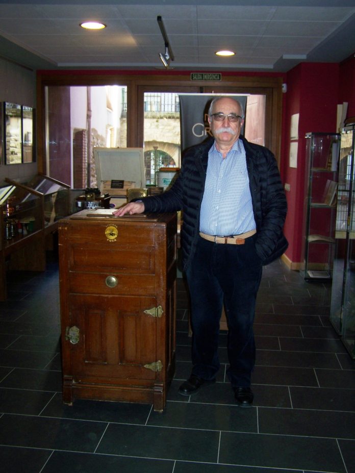 Eugenio López con la nevera recientemente donada (Foto: Angel Gayúbar)