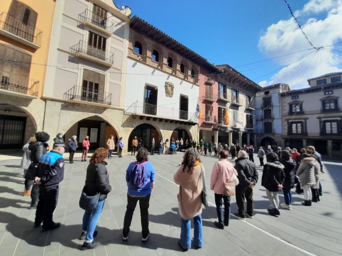 Concentraciónen solidaridad con Ucrania en la Plaza Mayor de Graus (Foto: Angel Gayúbar)