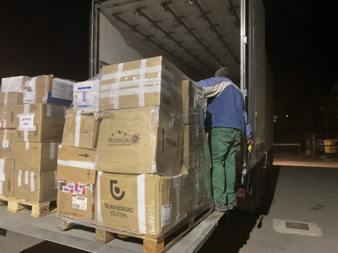 Cargando el trailer de ayuda a Ucrania (Foto: Servicio especial)