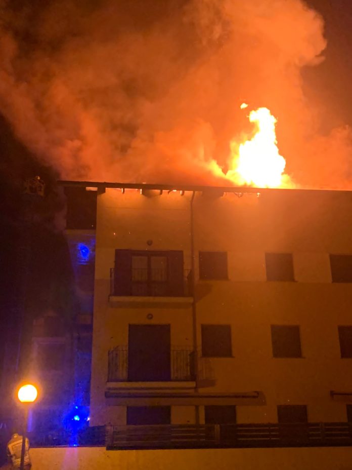 Las llamas arrasan la techumbre del edificio (Foto: Servicio especial)