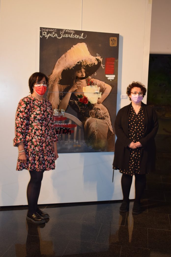 Peña Marín y la alcaldesa de Graus, Gema Betorz, con la obra donada (Foto: Angel Gayúbar)