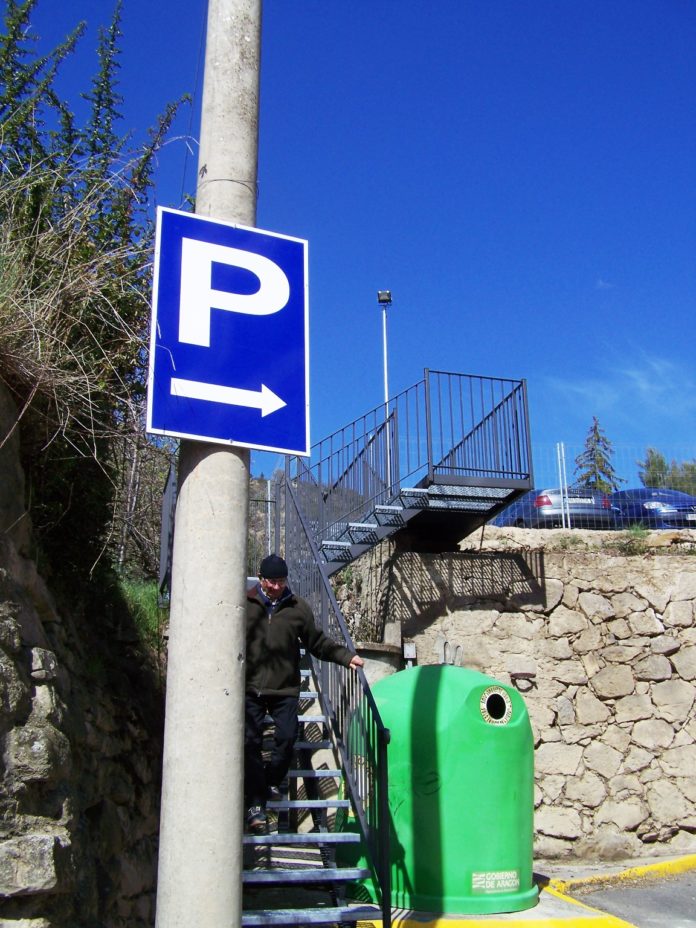 Escaleras de acceso al nuevo parquin (Foto: Angel Gayúbar)