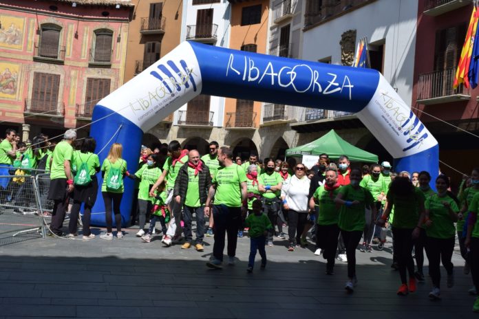 Salida de la Marcha contra el Cáncer este domingo en Graus Foto: Angel Gayúbar