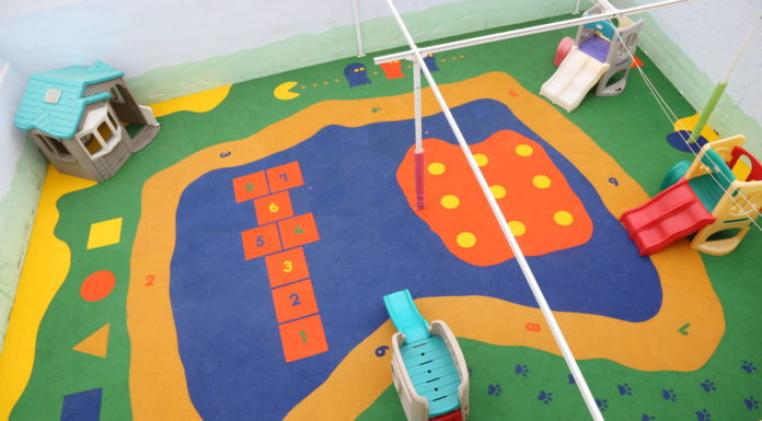 Los alumnos de la Escuela Municipal Infantil “La Ruella” de Mequinenza disfrutan del nuevo patio de recreo desde principio de curso