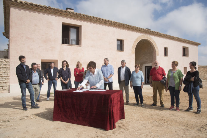 Momento de la firma de recepción de las obras