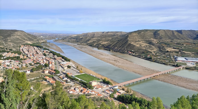 El descenso del nivel de agua embalsada en Riba-roja pone al descubierto el desastre que supuso para Mequinenza el desembalse de Barasona