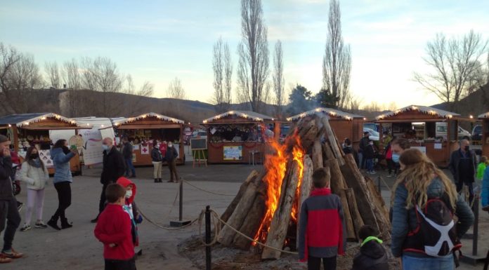 AÍNSA: Mercadillo Navideño al Calor de la Hoguera