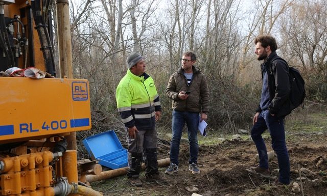 Primeros trabajos de sondeo del suelo para la construcción de la pasarela del río Cinca