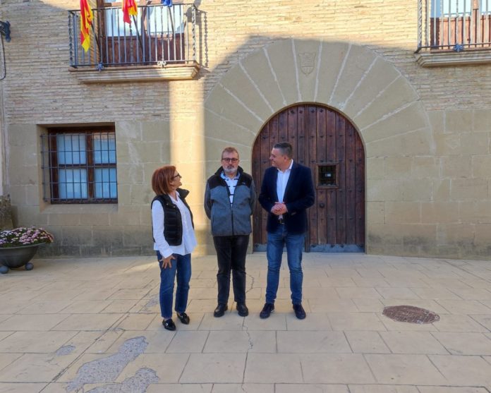 Julián Ferrando, en el centro, junto a Maribel de Pablo y Fernando Sabés_