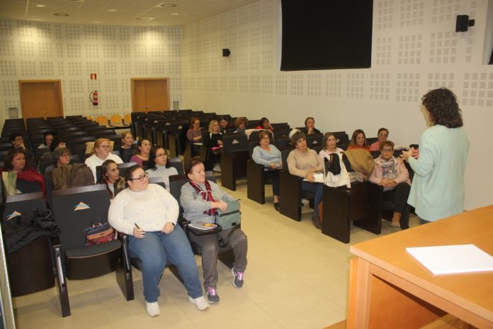Más de 50 auxiliares del Servicio de Ayuda a Domicilio de la Comarca de Los Monegros participan en la nueva formación del Centro de Servicios Sociales