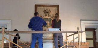 Restauran el escudo del vestíbulo del edificio institucional de Barbastro