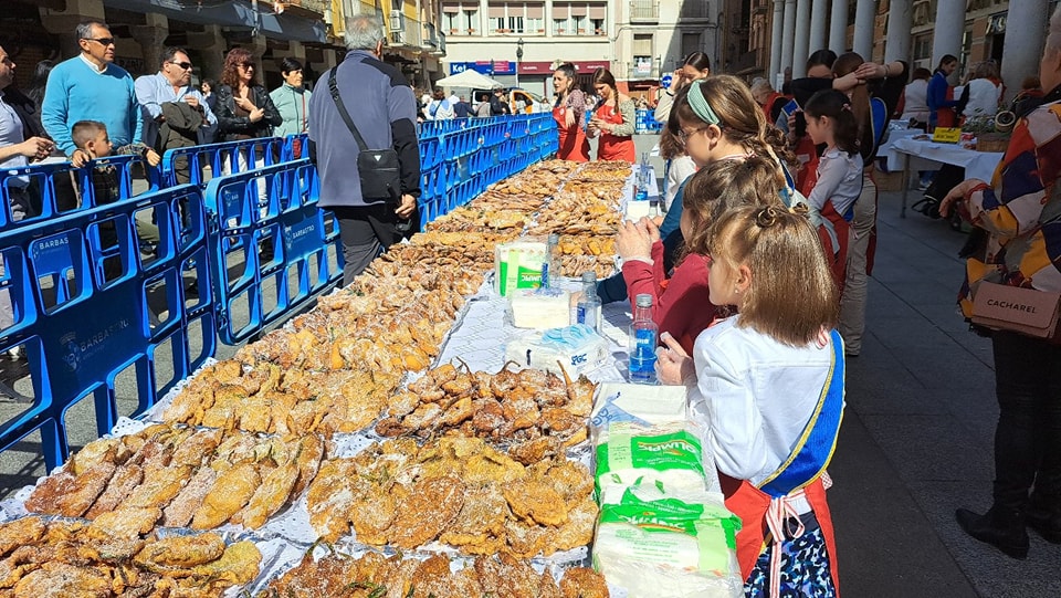 Barbastro da la bienvenida a la primavera con 9.000 crespillos