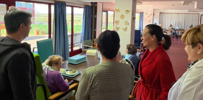 Susín visita las unidades de convivencia de la residencia Ciudad de Huesca