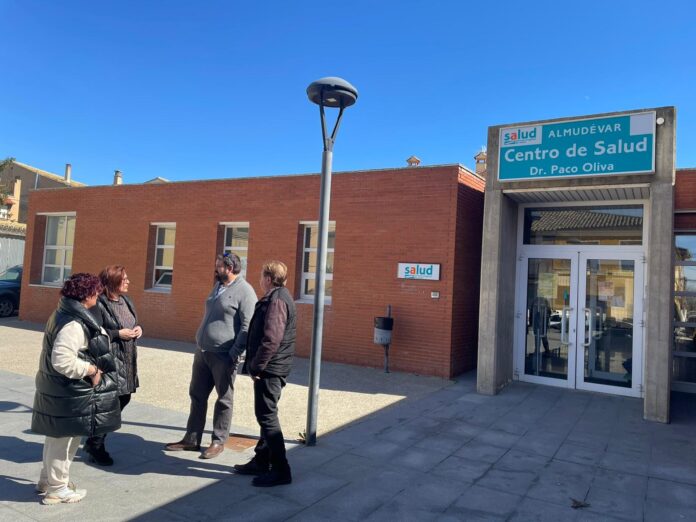 Los alcaldes, a la entrada del Centro de Salud de Almudévar