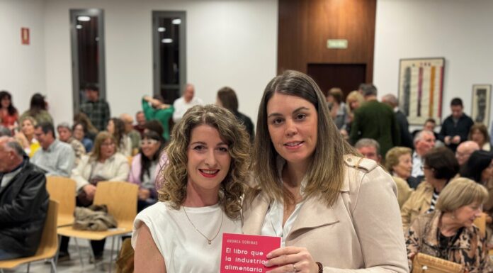 La nutricionista binefarense Andrea Sorinas llena el Salón de Pleno en la presentación de ‘El libro que la industria alimentaria no quiere que leas’