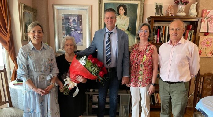 Ignacio Gramún y María José Barrafón visitan a dos vecinas centenarias
