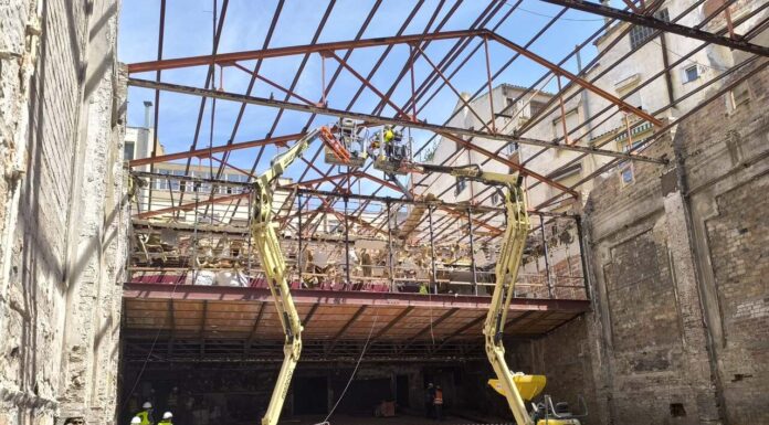 La rehabilitación de la Sala Florida da un nuevo paso con la retirada de la cubierta