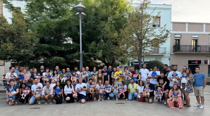 Binéfar inicia las prefiestas colocando a 59 bebes su primera pañoleta festiva