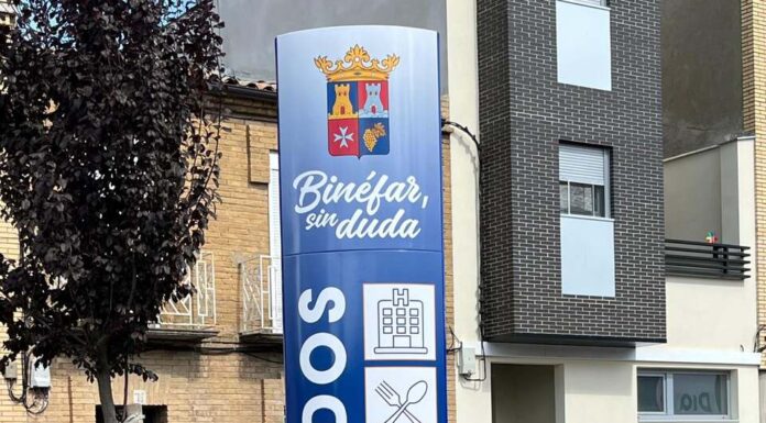 Dos tótems informan al visitante de los servicios que ofrece Binéfar desde la N 240