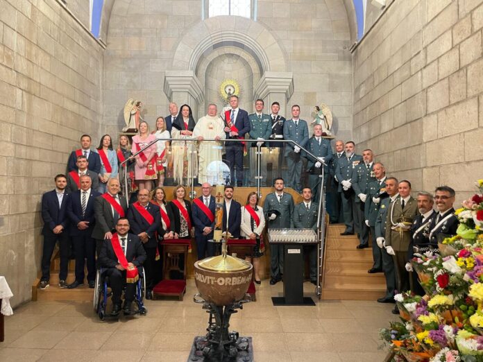 autoridades junto a la virgen_Fraga