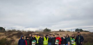 La Concejalía de Medio Ambiente y escolares de Binéfar recogen residuos sólidos urbanos del monte