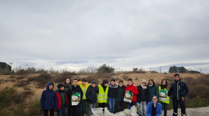 La Concejalía de Medio Ambiente y escolares de Binéfar recogen residuos sólidos urbanos del monte
