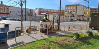 Barbastro inicia la instalación de la segunda pantalla informativa urbana LED
