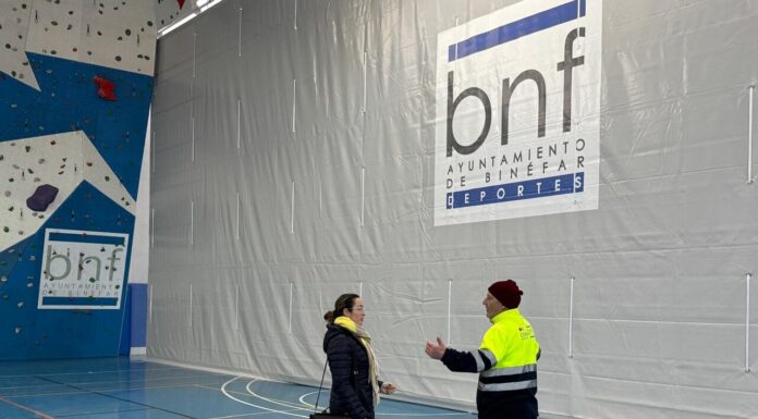 La Concejalía de Deportes renueva las dos cortinas de lona divisorias del pabellón El Segalar de Binéfar