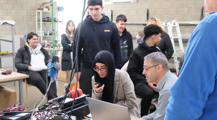 Los alumnos del Centro de Formación Profesional Santa Agatoclia de Mequinenza se inician en la radioafición