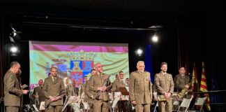 La Unidad de Música de la Inspección General del Ejército pone en pie al Teatro Municipal Los Titiriteros en Binéfar