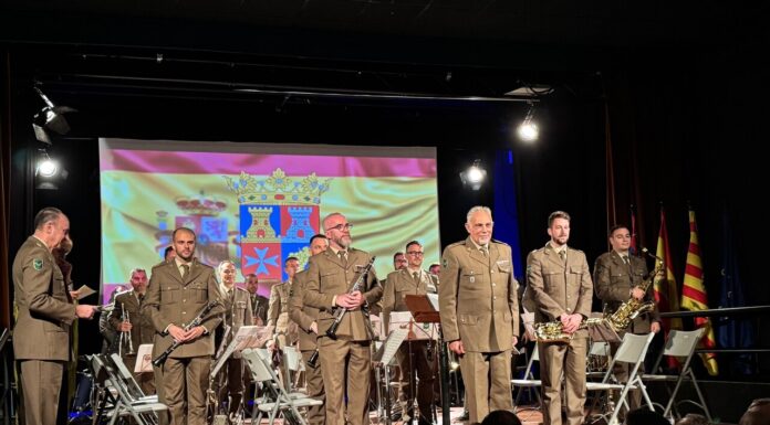 La Unidad de Música de la Inspección General del Ejército pone en pie al Teatro Municipal Los Titiriteros en Binéfar