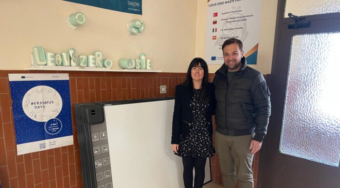 El Ayuntamiento de Fraga y el IES Ramón J. Sender envían siete pizarras a la localidad de Alcácer