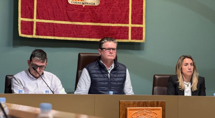 El pleno de Fraga se une por la sede de la PAU y la sanidad con dos mociones institucionales